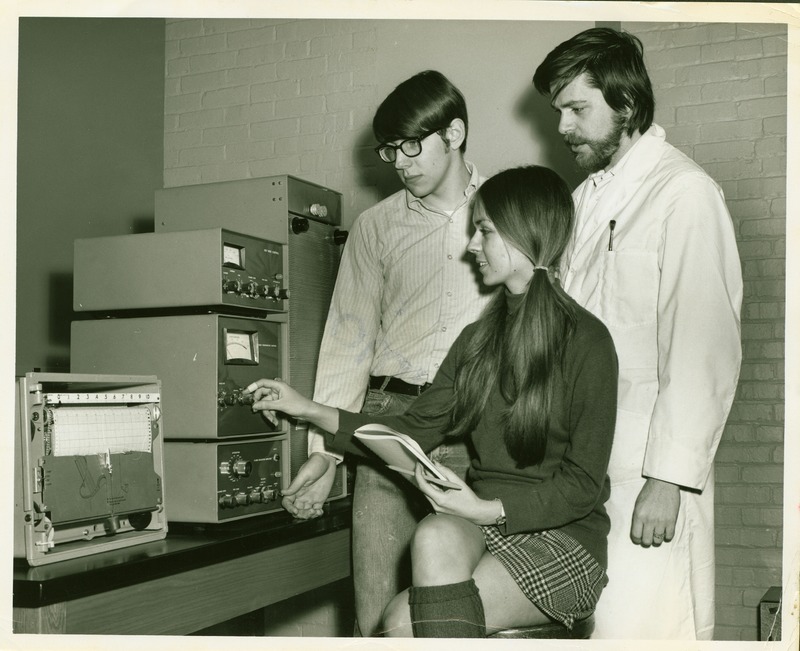 Students_1960s-1970s_laboratory_029.tif
