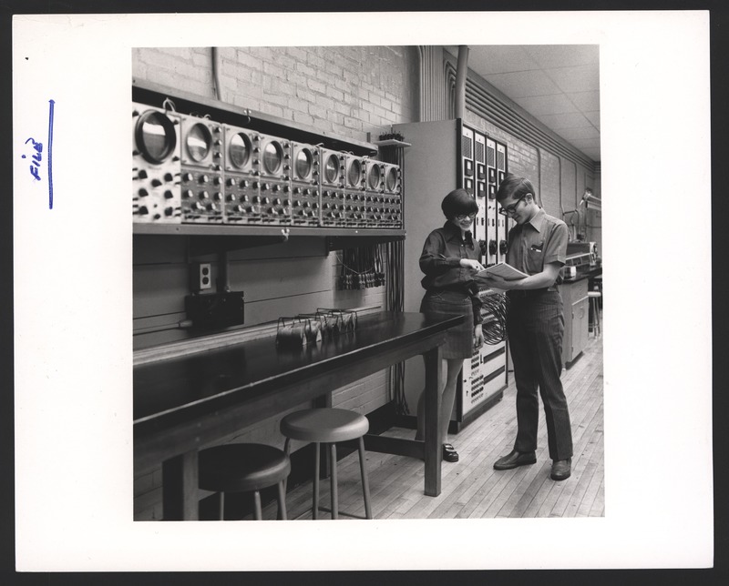 Students_1970s_laboratory_004.tif