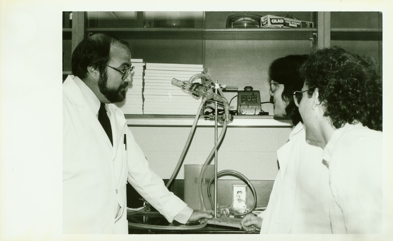 Students_1980s_laboratory_004.tif