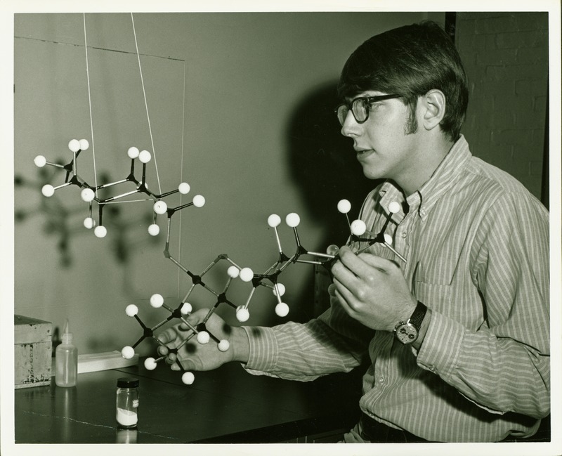 Students_1960s-1970s_laboratory_027.tif