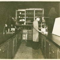 Students_1920s-1930s_laboratory_003.tif